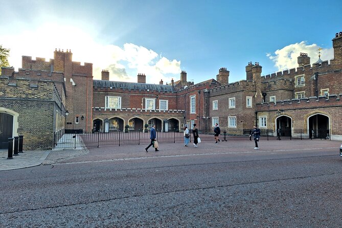 2 Hour Walking Tour from Buckingham Palace to Big Ben - St James’s Palace and the Tudor Angle