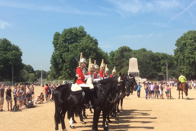3 Hour Guided Private Walking Tour: The Best of London - Royal parks and palace views: Green Park to Buckingham