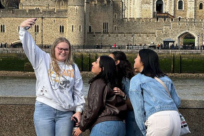 30 Major London Attractions Walking Tour With Photos - Trafalgar Square: Nelson’s Column and lion-statue photo framing