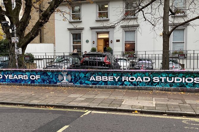 A Beatles London taxi tour and sightseeing experience - Entering the city in a licensed London black taxi