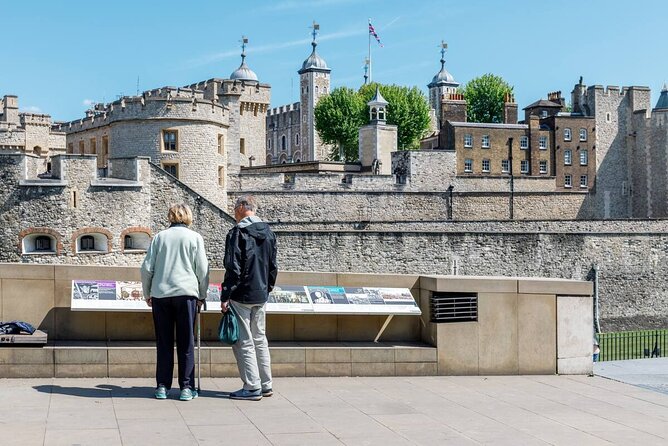Admission Ticket to The Tower of London & Crown Jewels Exhibition - Crowds, queues, and the reality of moving around