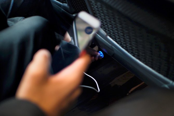 Airport Coach Service from Oxford to Heathrow - Inside the coach: Wi-Fi, charging, toilets, and air conditioning
