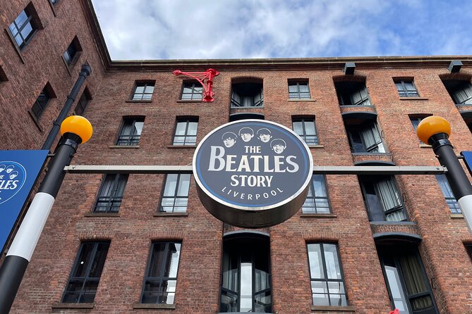 Beatles Guided Walking Tour in Liverpool - Stop 1: Eleanor Rigby statue selfie and the way it frames the story