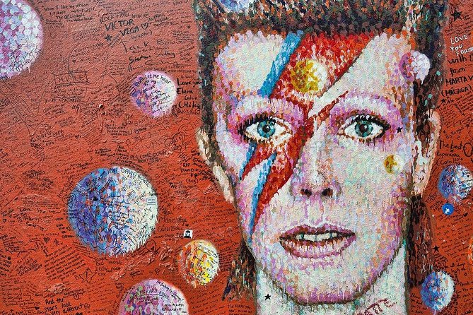 Brixton Market Tour with African and Caribbean Cuisine - Stop 1: David Bowie Memorial, 5 minutes that set the tone