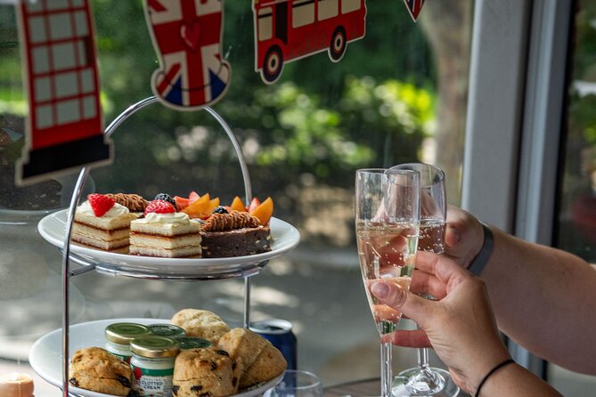 Buckingham Palace & Afternoon Tea Sightseeing Tour with PG Tips - The self-guided audio tour style, and why crowding can affect your pacing