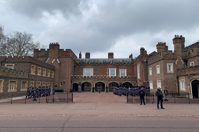 Changing of the Guard at Buckingham Palace Experience - Meeting at Trafalgar Square: how the tour starts strong