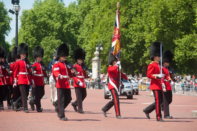 Changing of the Guard Guided Tour at Buckingham Palace - What you’ll learn while you watch, especially about horseguards vs footguards