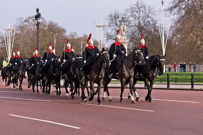 Changing of the Guard Guided Tour at Buckingham Palace - Your first stop: the ceremony kickoff at Duke of York Column