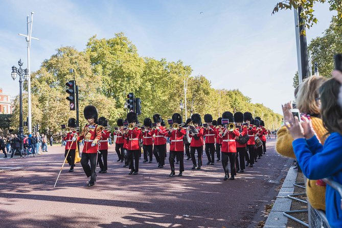 Changing of the Guard Guided Walking Tour in London - The Mall walk toward Buckingham Palace: the money stop