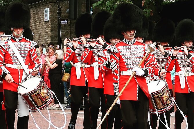 Changing of the Guard Guided Walking Tour in London - What you do not see at Buckingham’s courtyard