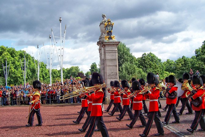 Changing of the Guard Guided Walking Tour Semi-Private 12ppl Max - What you’ll learn along the way, from real guide styles