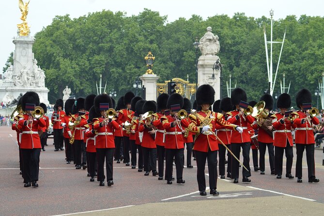 Changing of the Guard Walking Tour - How This Changing of the Guard Walk Beats the Palace Crowd