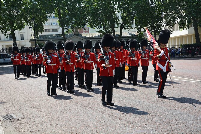 Changing of the Guard Walking Tour - Buckingham Palace Outside, Without the Forecourt Crush