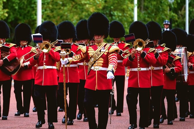 Changing of the Guard Walking Tour in London at Buckingham Palace - Changing of the Guard: where the tour helps you see more than just the front crowd