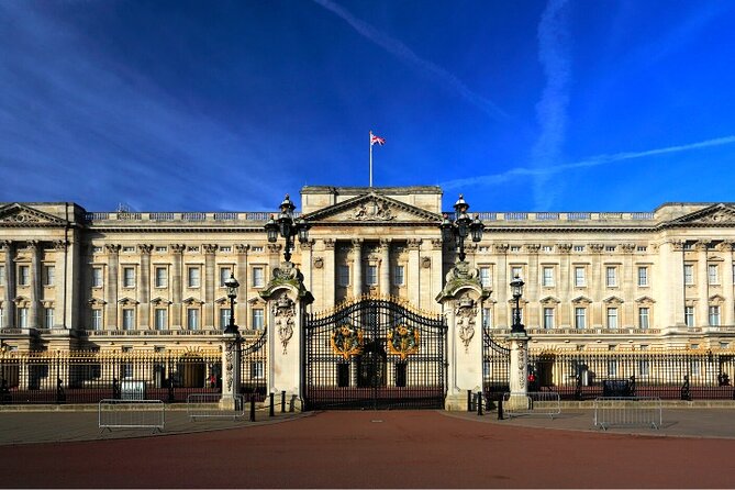 Changing of the Guard Walking Tour in London at Buckingham Palace - Horse Guards Parade at Whitehall: the Royal Horseguards photo moment