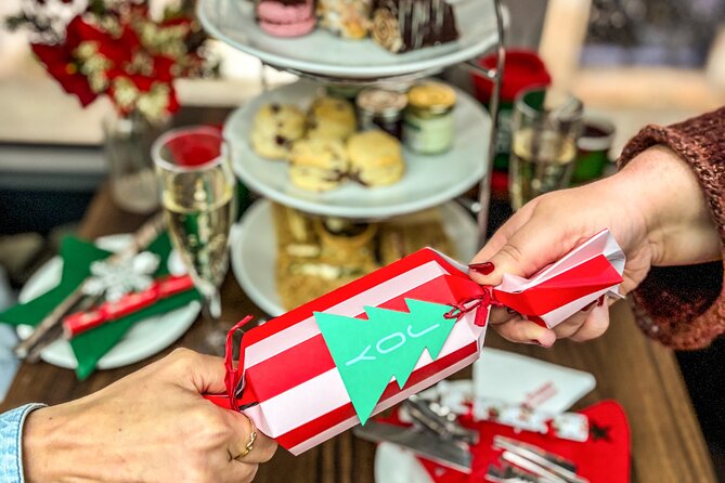 Christmas Lights Afternoon Tea Bus Tour - Guides and live commentary: getting more than just lights