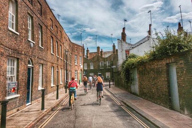City & Secrets: Explore London's Hidden Gems - Tower Bridge and the Tower of London: postcard views and the prison past