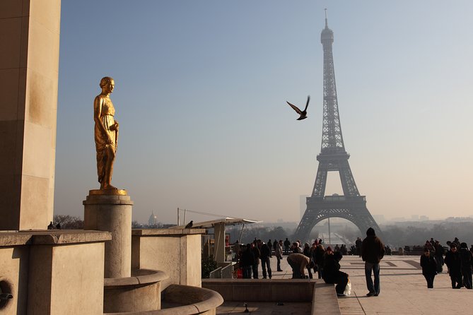 Day Trip to Paris with Eiffel Tower, Notre Dame and Louvre Museum - Champs-Élysées and Arc de Triomphe: fast sightseeing with big payoff