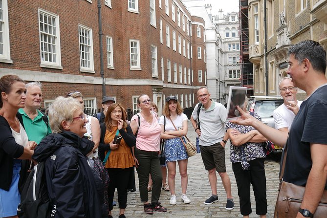 Downton Abbey London Walking Tour - Stop 3 near Buckingham Palace for Anna, Edith, and Cora scenes