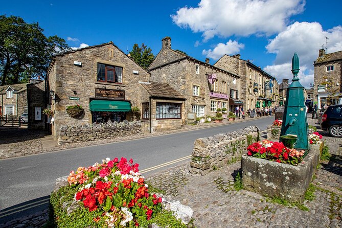 Full-Day Discovering All Creatures Great and Small Tour of Yorkshire - Skipton guided locations: the village feel plus show context