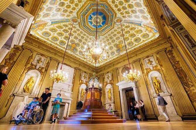Guided Kensington Palace Tour, Royal Guard Change & Afternoon Tea - Kensington Palace self-guided time with an audio guide to Queen Victoria