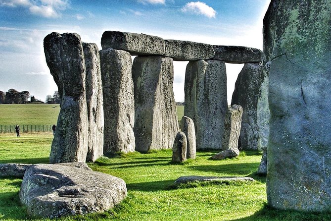 Guided tour to Bath & Stonehenge from Cambridge by Roots Travel. - What the small group size changes (max 16 travelers)