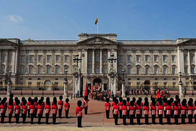 Half day London Private Tour in Executive Luxury Vehicle - Morning Spectacle: Changing of the Guard Outside Buckingham Palace