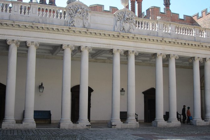 Hampton Court Palace 3hr tour: Henry VIII's & William III's intriguing Palaces - Hampton Court Palace tour with Sandy Rhodes: what makes it feel personal