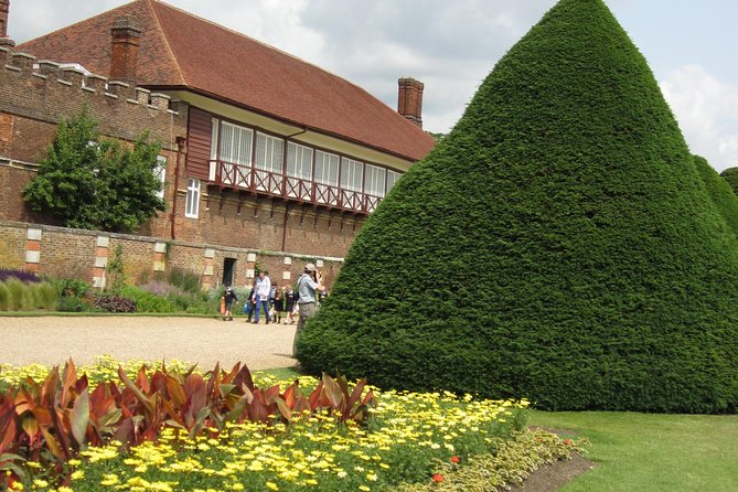 Hampton Court Palace 3hr tour: Henry VIII's & William III's intriguing Palaces - William III’s apartments: the staircase, weaponry collection, optical illusions, and etiquette