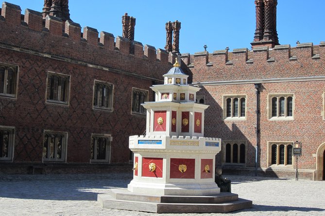Hampton Court Palace 3hr tour: Henry VIII's & William III's intriguing Palaces - Optional if time allows: Georgian rooms, real tennis, and 60 acres of gardens