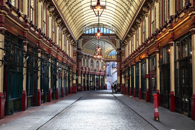 Harry Potter Black Taxi Private Tour of London with Hotel Pickup - King’s Cross Station and Platform 9 3/4 photo time