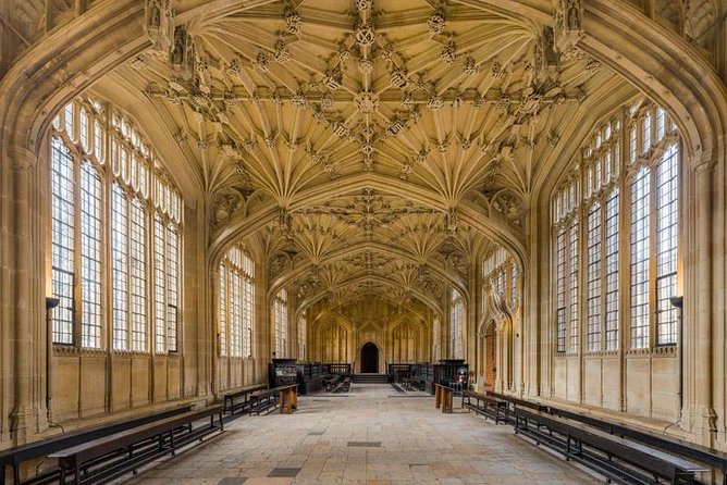 Harry Potter Walking Tour of Oxford Including New College - Clarendon Building, Radcliffe Camera, and St Mary the Virgin