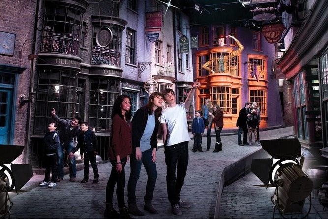 Harry Potter Warner Bros. Studio Tour with Transport from London - Platform 9 ¾ and Diagon Alley: the photo loop that feels like a movie scene