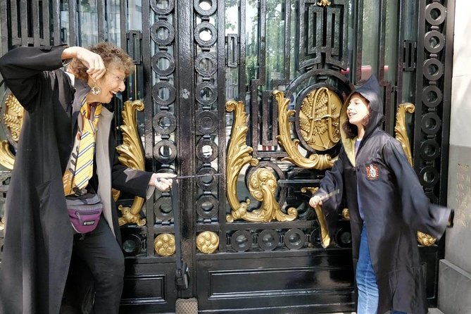 Harry Potters Magical Black Taxi Tour London - King’s Cross Platform 9 3/4 area and time in the Harry Potter shop