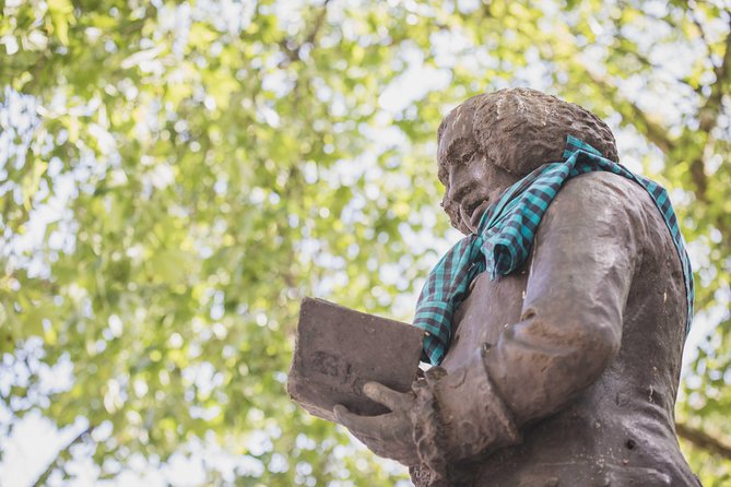 Hidden London Walking Tour - Stop 4: Samuel Johnson’s statue and the dictionary inventor angle