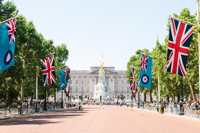 Highlights of Royal London Bike Tour including Hyde Park - London Eye at the end: modern landmark, short viewing time