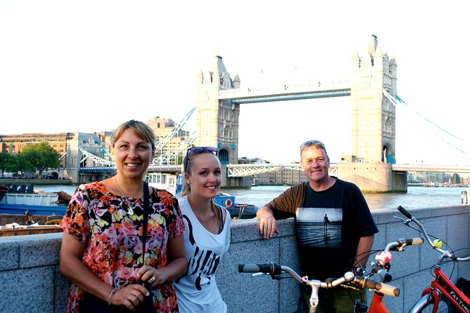 Highlights of Royal London Bike Tour with River Cruise Package - A pub beer tasting break, plus the mid-tour reset you’ll appreciate