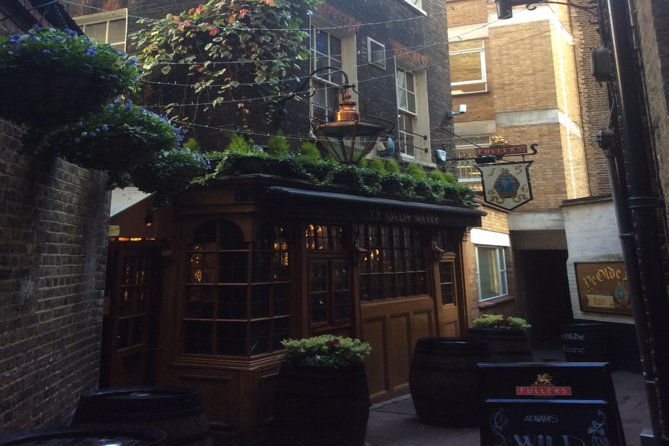 Historic London Pubs Private Walking Tour With Free Drinks! - Stop 1: The Viaduct Tavern Gin Palace Cellars and Prison Lore