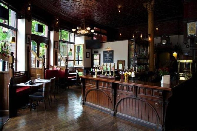 Historic London Pubs Private Walking Tour With Free Drinks! - Stop 2: The Castle Pub Near Farringdon and the Royal Family Connection