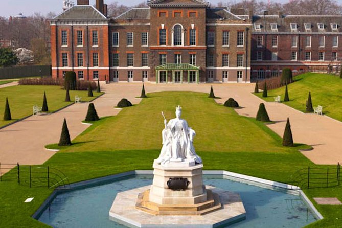 Kensington Palace VIP Garden Tour with Royal High Tea - Round Pond and the Views: Where the Photos Actually Come From
