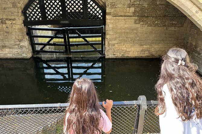 Kid-Friendly Private Tower of London Tour with Blue Badge Guide - Crown Jewels gallery time, and the reality of queues
