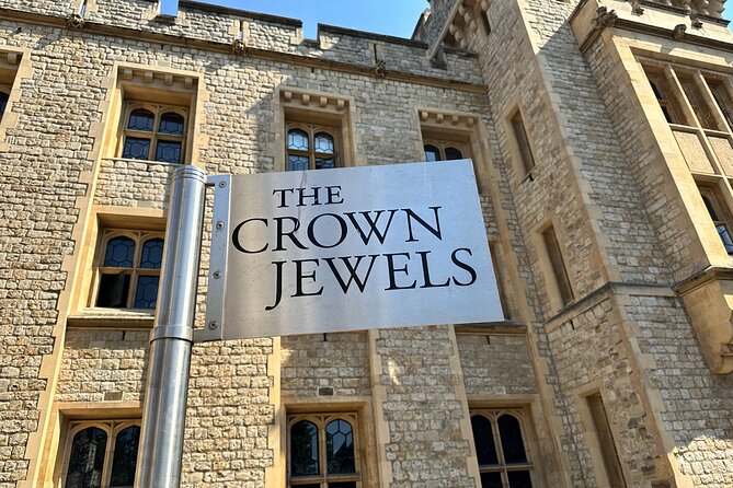Kid-Friendly Private Tower of London Tour with Blue Badge Guide - Beefeaters, ravens, and the stories kids keep repeating