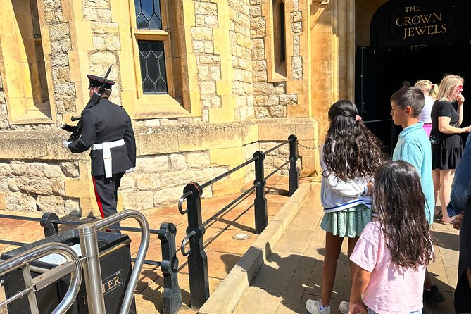 Kid-Friendly Tour: Tower of London and Tower Bridge Entry - A smart half-day plan for families in London