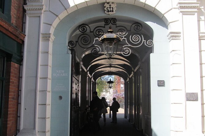 Law in London Private Tour - Inner Temple and Middle Temple grounds, gardens, and the Dickens fountain