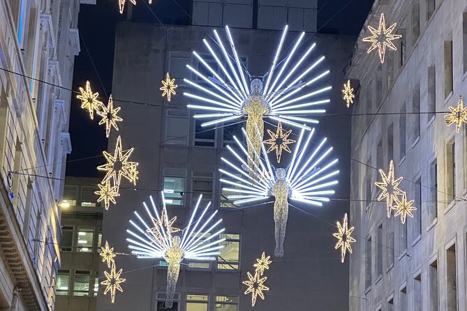 London Christmas Lights Guided Tour With Christmas Music - Meeting point, group size, and staying on time in London crowds