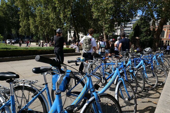 London Classic Landmarks Bike Tour with Local Guide - Lincoln’s Inn Fields, the legal district, and a needed break