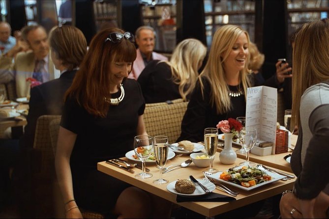 London Dinner Cruise on the Thames River - Live performer, dancing, and the noise level reality check