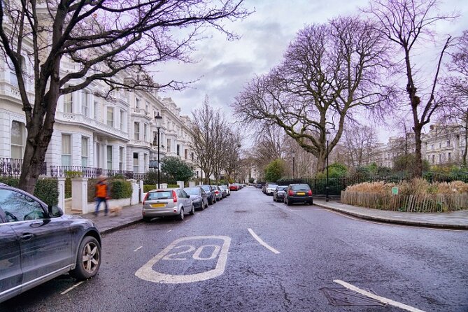 London: Notting Hill Self-Guided Walking Tour with an APP - The Notting Hill Bookshop and how to handle the name mix-up