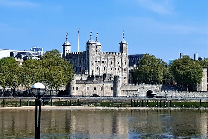 London Royal Highlights - Private Taxi Tour with Hotel Pickup - St James’s Palace: a 5-minute stop with a 500-year feel