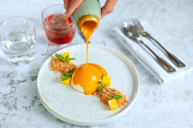 London Scenic Lunch Tour: A Gastronomic Adventure - Service, hosts, and the onboard vibe (including the music question)